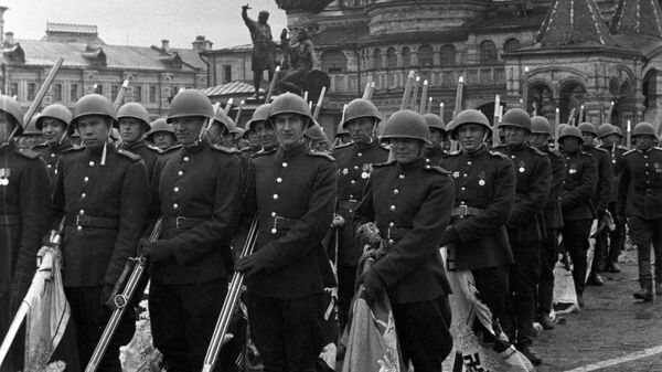 Советские воины со знаменами и штандартами разгромленных фашистских армий на параде Победы в Москве 24 июня 1945 года