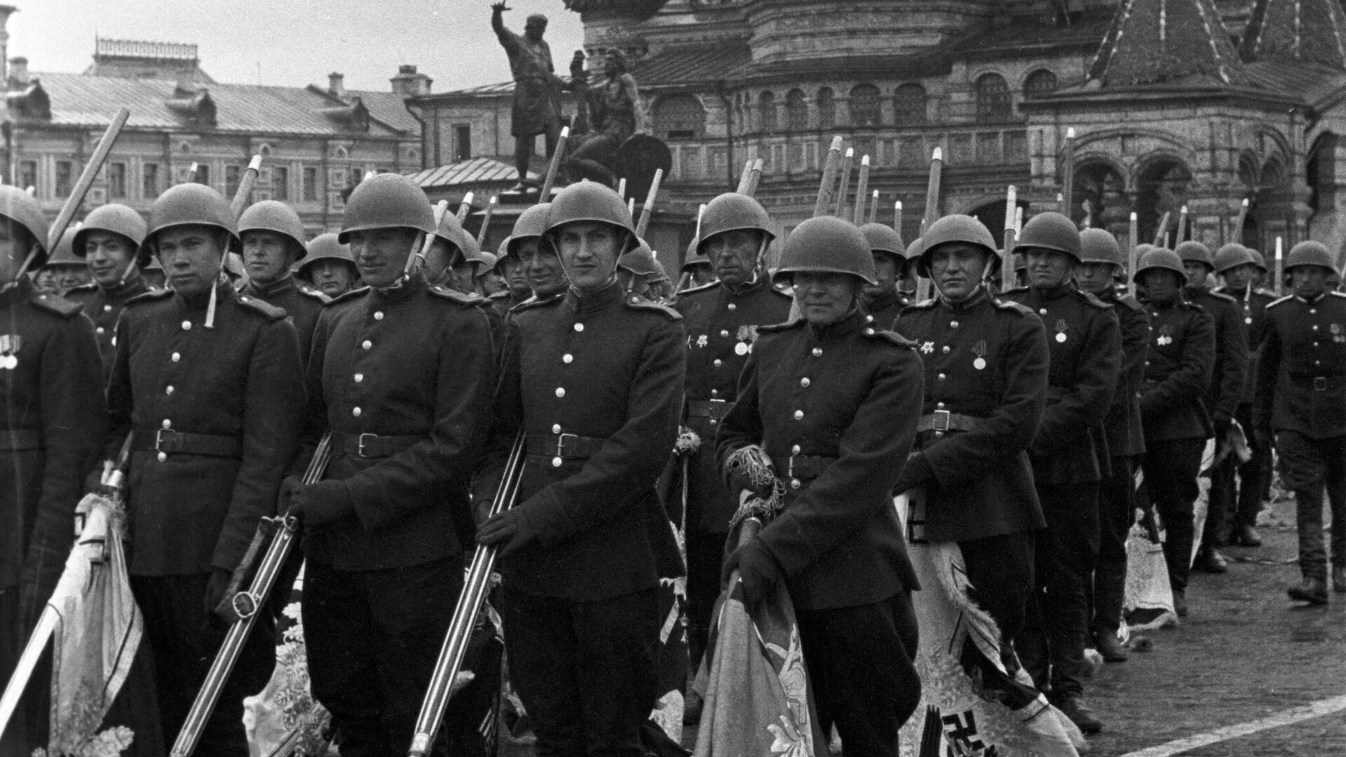 Советские воины со знаменами и штандартами разгромленных фашистских армий на параде Победы в Москве 24 июня 1945 года - РИА Новости, 1920, 22.07.2022