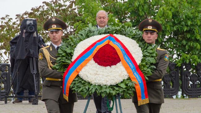 Президент Армен Саркисян  возлагает цветы у Вечного огня в парке Победы во время празднования Дня Победы в Ереване