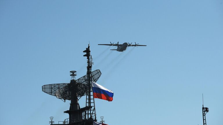 Военно-транспортный самолет Ан-12 во время воздушного парада Победы в Санкт-Петербурге