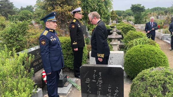 Посол РФ в Японии Михаил Галузин возложили венок к могиле легендарного советского разведчика Рихарда Зорге
