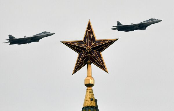 Российские многофункциональные истребители пятого поколения Су-57 на воздушном параде Победы в Москве Российские многофункциональные истребители пятого поколения Су-57 на воздушном параде Победы в Москве