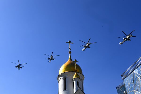 Вертолеты Ми-24 во время воздушного парада Победы в Новосибирске