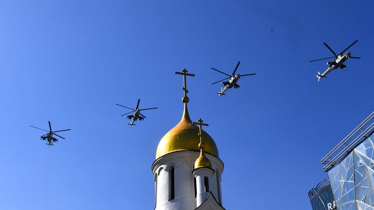 Вертолеты Ми-24 во время воздушного парада Победы в Новосибирске