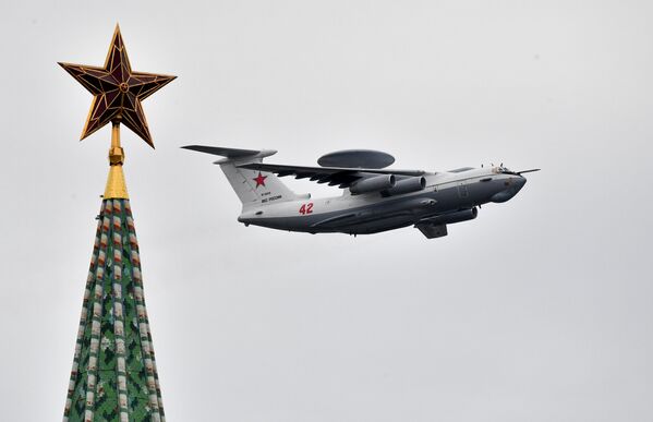 Авиационный комплекс дальнего радиолокационного обнаружения А-50 на воздушном параде Победы в Москве