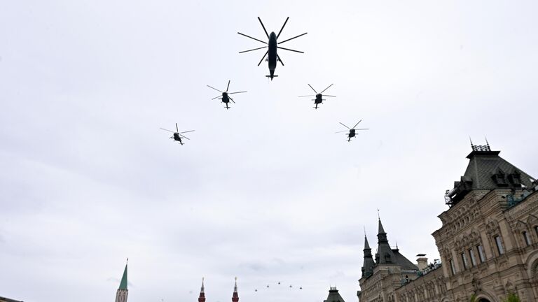 Тяжелый вертолет Ми-26 и многоцелевые вертолеты Ми-8 на воздушном параде Победы в Москве