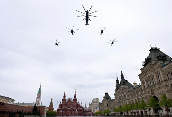 Тяжелый вертолет Ми-26 и многоцелевые вертолеты Ми-8 на воздушном параде Победы в Москве