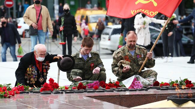 Жители города возлагают цветы к мемориальному комплексу Вечный огонь в Краснодаре