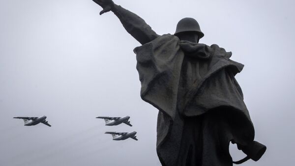 Тяжелые транспортные самолеты Ил-76 на воздушном параде Победы в Москве