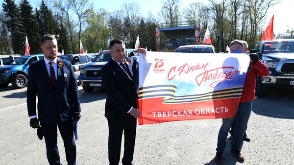 Губернатор Тверской области Игорь Руденя с флагом в честь дня победы