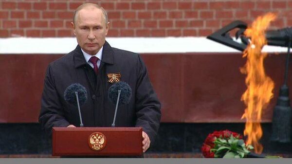 Мы непобедимы, когда мы вместе: Путин поздравил россиян с Днем Победы