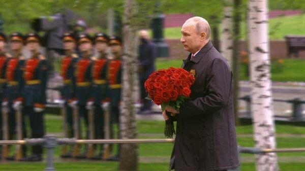 Путин возложил цветы к Вечному огню