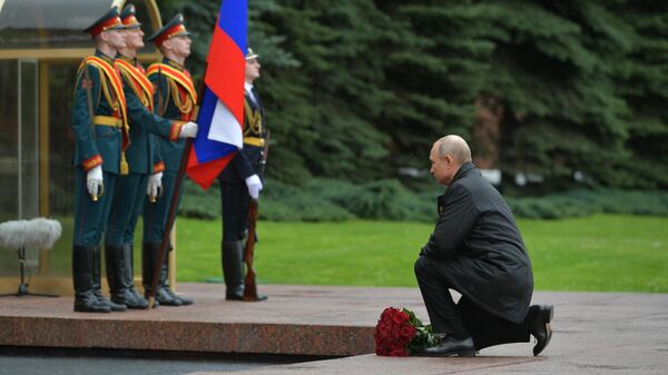 Президент РФ Владимир Путин возлагает цветы к Вечному огню у Могилы Неизвестного Солдата в Александровском саду