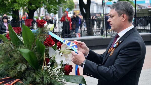 Глава ЛНР Леонид Пасечники во время возложения цветов к Пилону Славы в Луганске