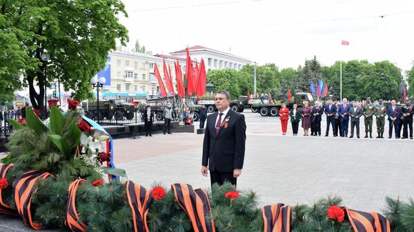 Глава ЛНР Леонид Пасечники во время возложения цветов к Пилону Славы в Луганске