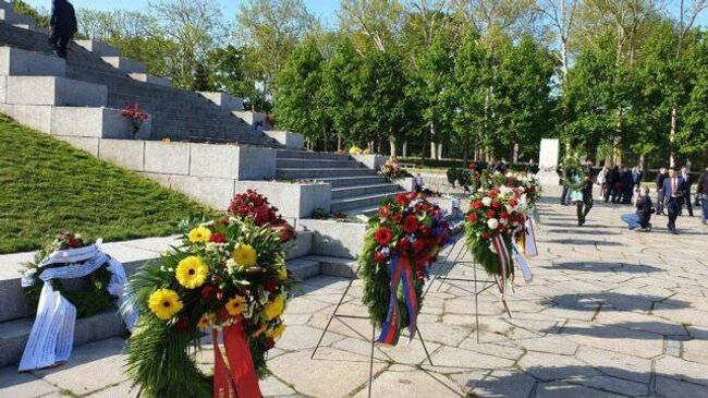 Церемония возложения памятных венков в берлинском Трептов-парке