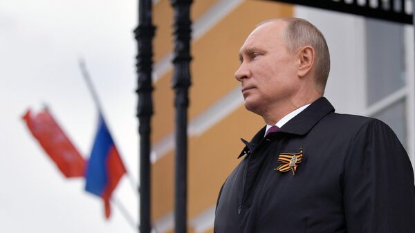 Владимир Путин наблюдает за пролетом военной авиации во время воздушного парада, посвященного 75-летию Победы в Великой Отечественной войне.