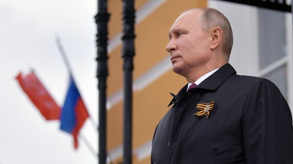 Владимир Путин наблюдает за пролетом военной авиации во время воздушного парада, посвященного 75-летию Победы в Великой Отечественной войне.