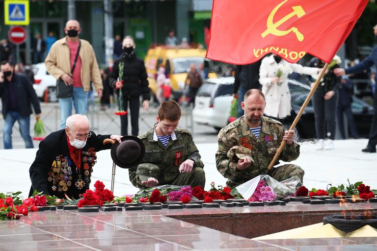 Жители города возлагают цветы к мемориальному комплексу Вечный огонь в Краснодаре