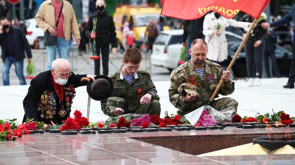 Жители города возлагают цветы к мемориальному комплексу Вечный огонь в Краснодаре