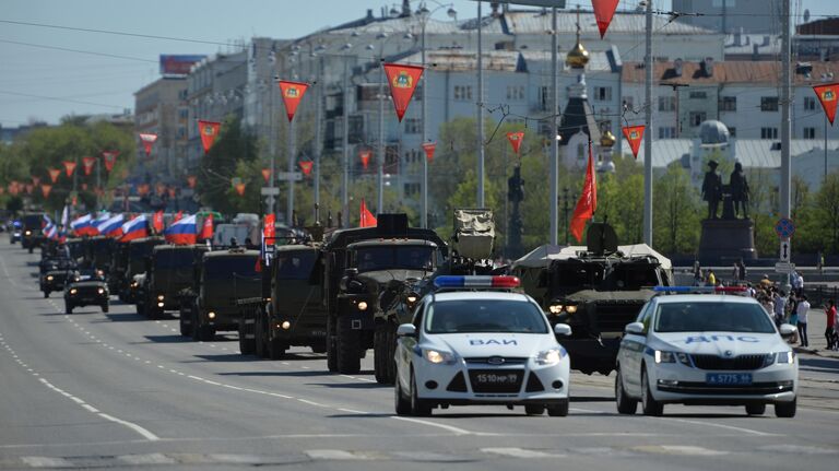 Театрализованная колонна из 11 военных грузовиков проехала по центральным улицам Екатеринбурга