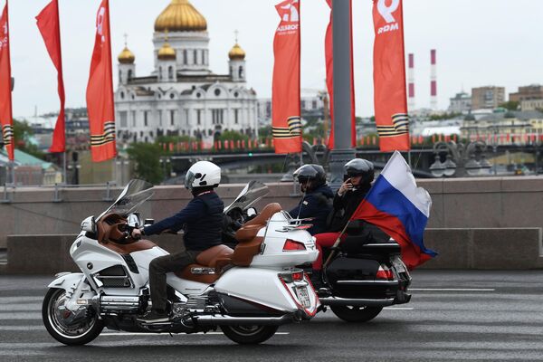 Мотоциклисты едут по Москве во время празднования Дня Победы