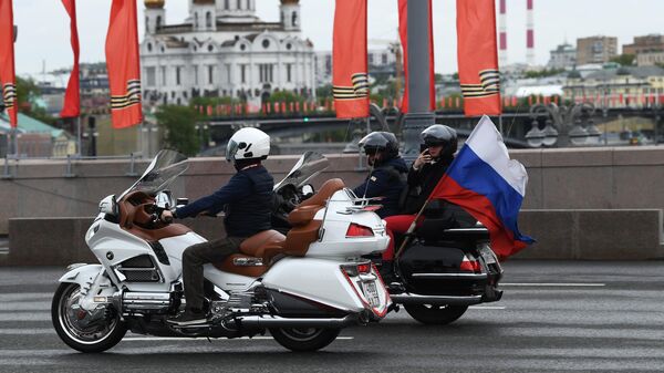 Мотоциклисты едут по Москве во время празднования Дня Победы