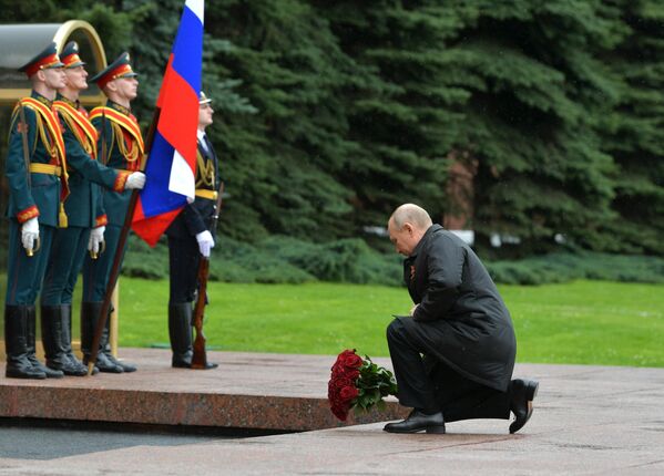 Президент РФ Владимир Путин возлагает цветы к Вечному огню у Могилы Неизвестного Солдата в Александровском саду
