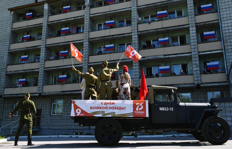 Концерт с песнями военных лет перед окнами ГАУ Новосибирский дом ветеранов