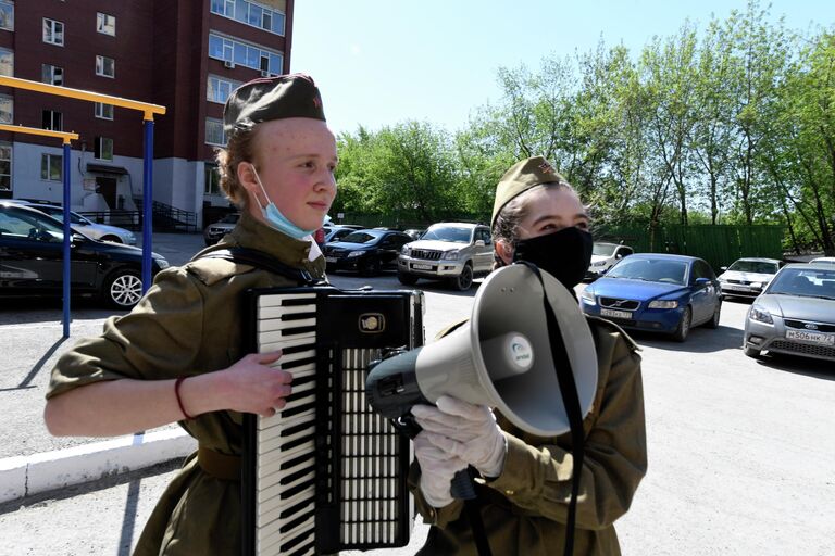 Участницы молодежного движения Молодая гвардия во время празднования Дня Победы в рамках акции Парад у дома в Тюмени