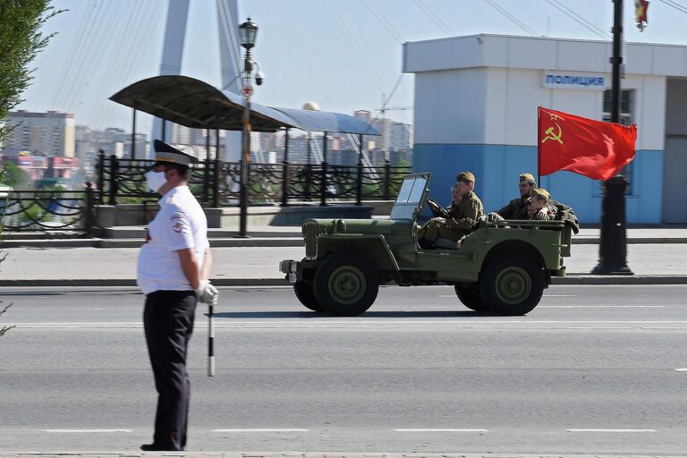 Участники молодежного движения Молодая гвардия во время празднования Дня Победы в рамках акции Парад у дома в Тюмени