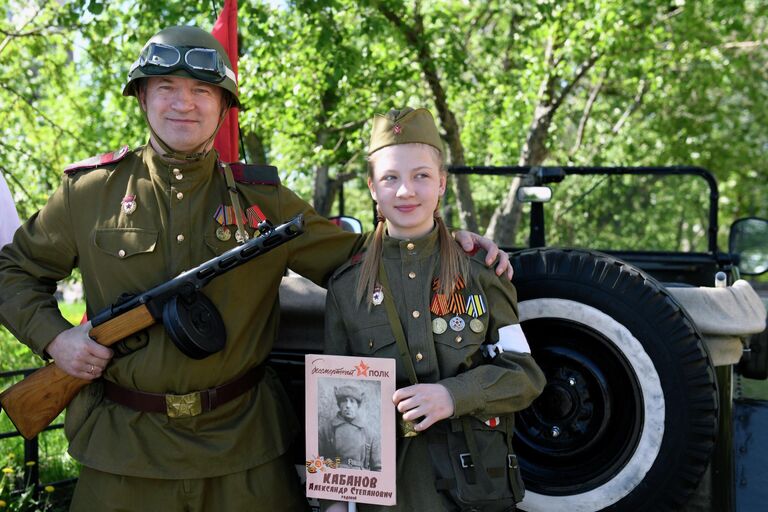 Участники молодежного движения Молодая гвардия во время празднования Дня Победы в рамках акции Парад у дома в Тюмени