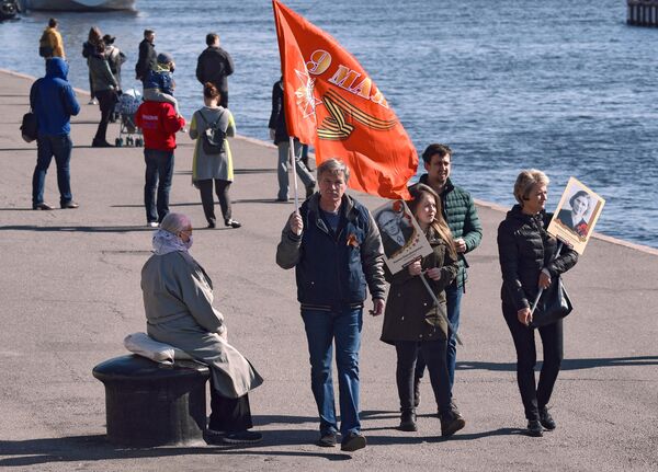 Жители города во время празднования Дня Победы в Санкт-Петербурге
