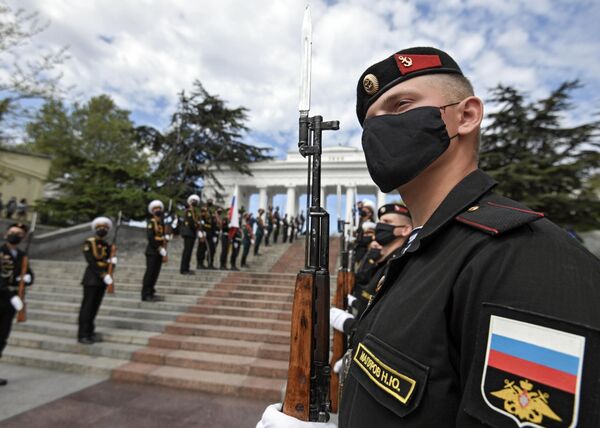 Военнослужащие Черноморского флота ВМФ РФ и роты почетного караула на праздновании Дня Победы в Севастополе
