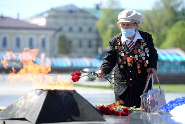 Участница ВОВ Рафика Калинина возлагает цветы к Вечному огню на площади у парка отдыха имени Горького в Казани