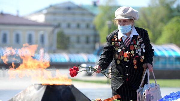 Участница ВОВ Рафика Калинина возлагает цветы к Вечному огню на площади у парка отдыха имени Горького в Казани