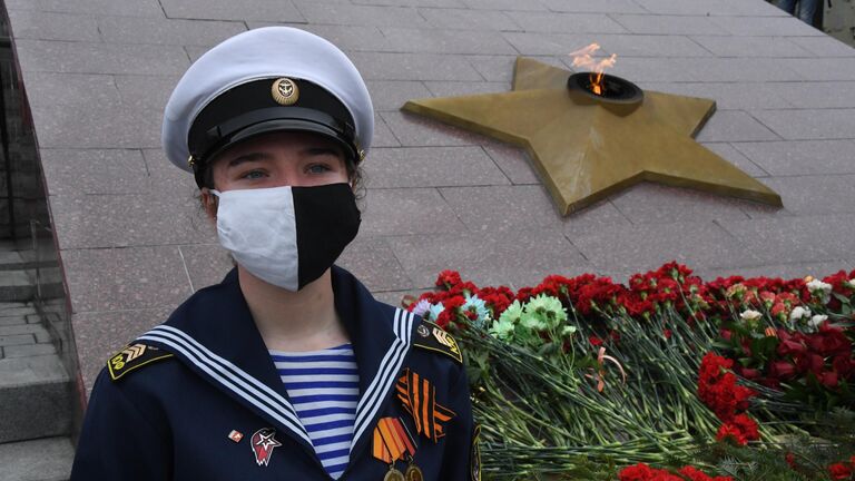 Церемония возложения цветов к Вечному огню Мемориального комплекса Боевая слава Тихоокеанского флота во Владивостоке