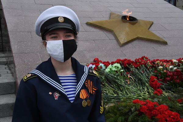 Церемония возложения цветов к Вечному огню Мемориального комплекса Боевая слава Тихоокеанского флота во Владивостоке