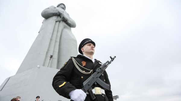 Рота почетного караула у памятника защитникам Кольского Заполярья в Мурманске