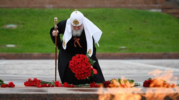 Патриарх Московский и всея Руси Кирилл во время возложения цветов к монументу Победы на Поклонной горе