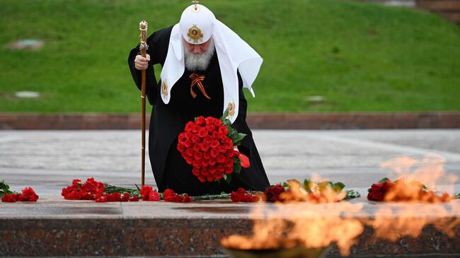 Патриарх Московский и всея Руси Кирилл во время возложения цветов к монументу Победы на Поклонной горе