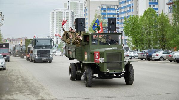 Колонна военной техники во время празднования Дня Победы в Рязани