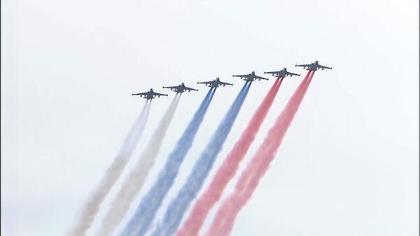 Триколор в небе над Москвой: воздушный парад в честь Дня Победы