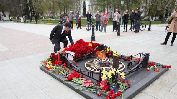 Губернатор Ярославской области Дмитрий Миронов на церемонии возложения цветов 9 мая 