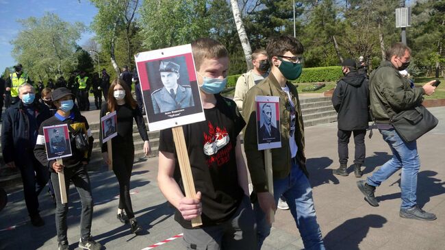 Участники акции националистов на Аллее Славы в парке имени Тараса Шевченко в Одессе