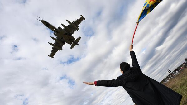 Штурмовик Су-25 выступает на авиационном празднике в честь Дня Победы в Кубинке