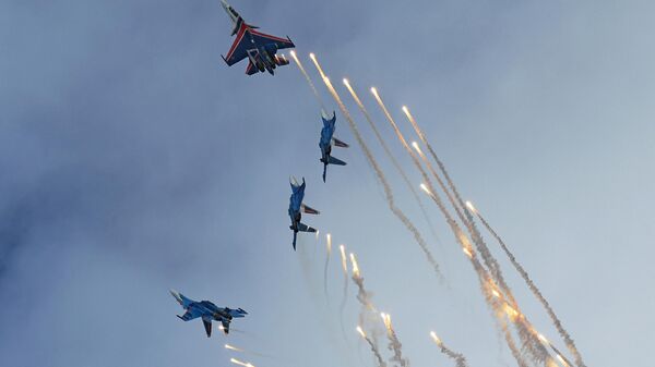 Пилотажная группа Русские витязи на истребителях Су-30СМ выступает на авиационном празднике в честь Дня Победы в Кубинке