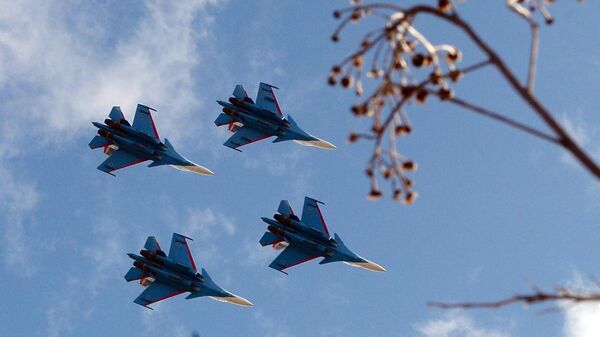 Истребители Су-30СМ пилотажной группы Русские витязи выступают на авиационном празднике в честь Дня Победы в Кубинке