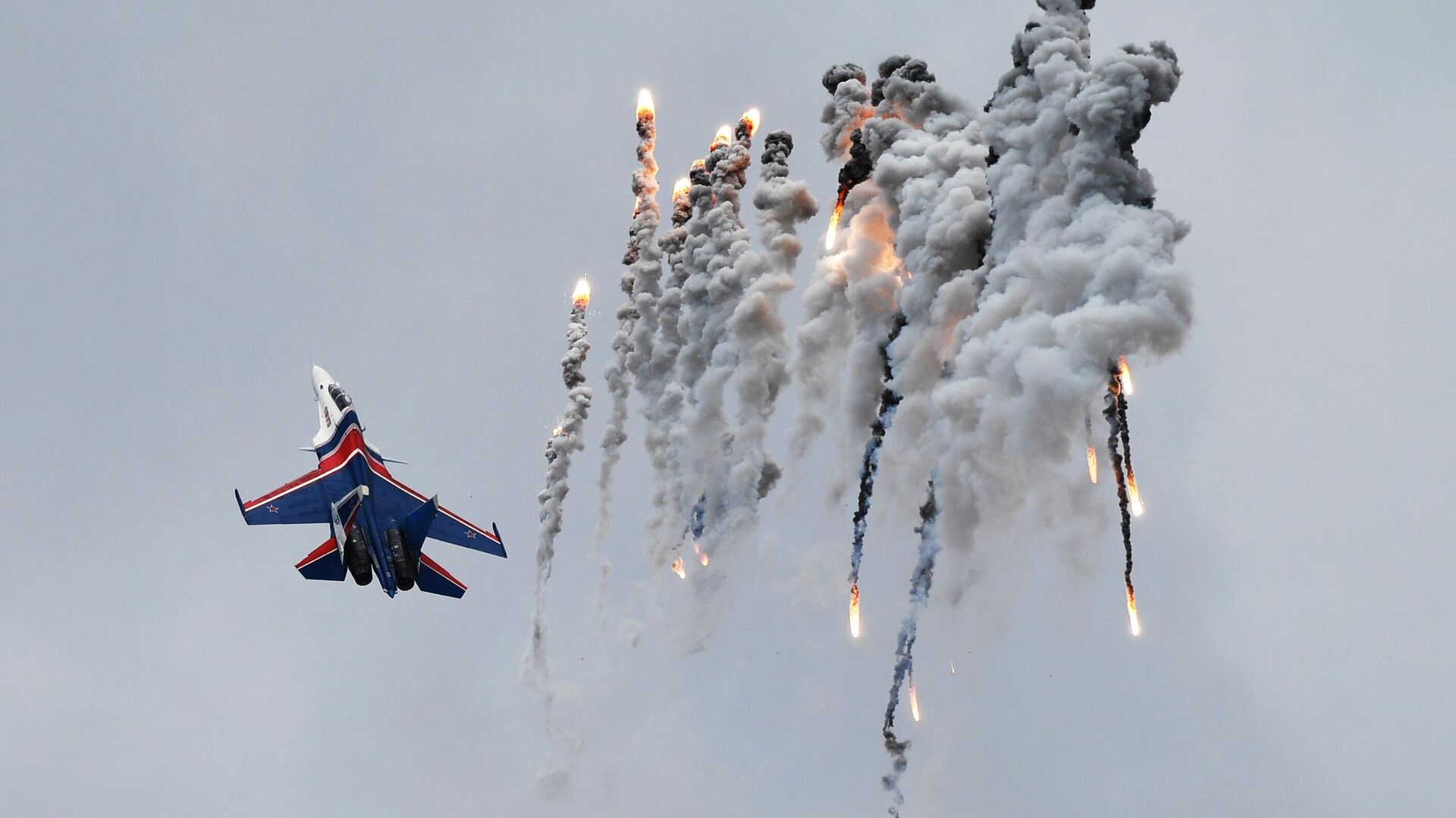 Истребитель Су-30СМ пилотажной группы Русские витязи на авиационном празднике в честь Дня Победы в Кубинке - РИА Новости, 1920, 07.01.2023