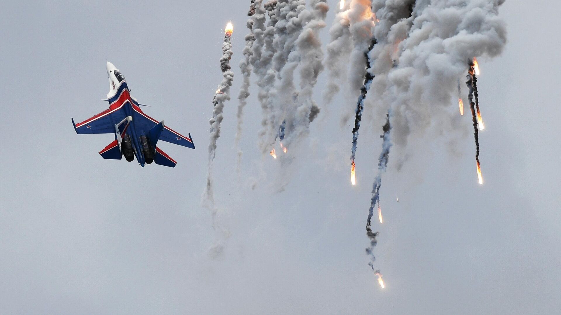 Истребитель Су-30СМ пилотажной группы Русские витязи на авиационном празднике в честь Дня Победы в Кубинке - РИА Новости, 1920, 07.01.2023